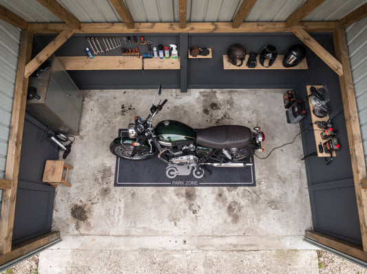 Moto dans un abri moto dédié vue de haut