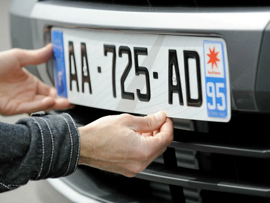 Comment installer sa plaque d’immatriculation soi-même ?