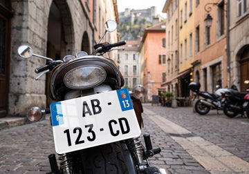 Plaque immatriculation 50cc et scooter 125 : quelles règles ?