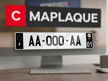 Plaque d'immatriculation devant fond Cmaplaque (logo)