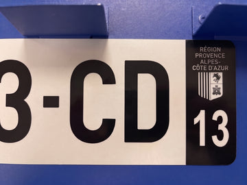zoom sur eurobande 13 (région PACA) posé sur matériel de production de plaque