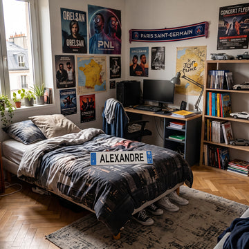 Plaque immatriculation prénom Alexandre posée sur un lit
